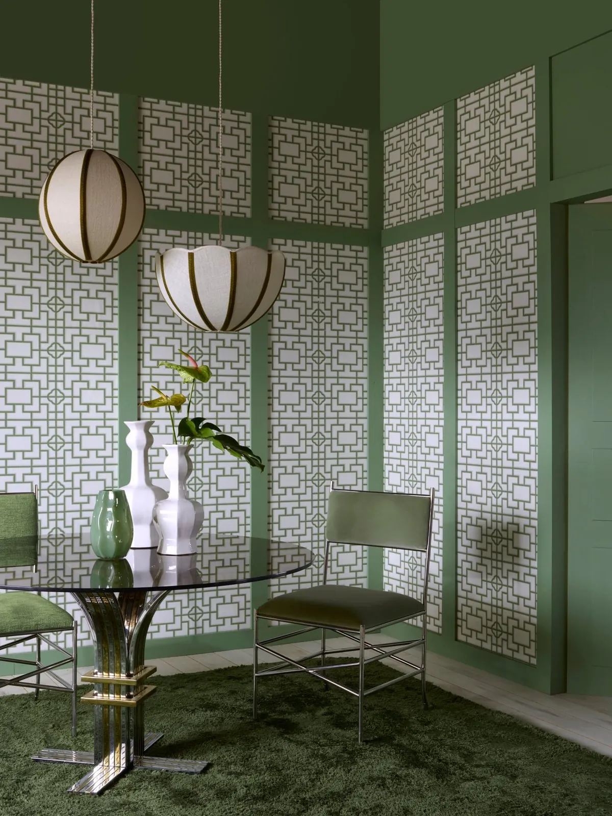 Tapet decorativ geometric verde – salon dining cu mobilier contemporan Regal Decor București