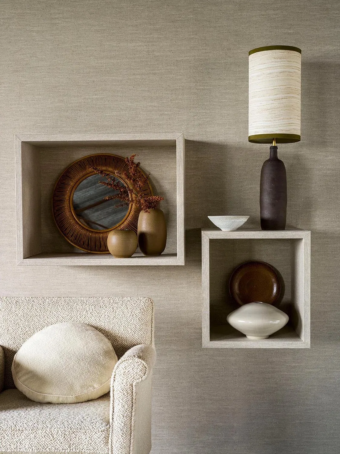 Tapet texturat bej natural – living contemporan cu rafturi decorative și lampă Regal Decor