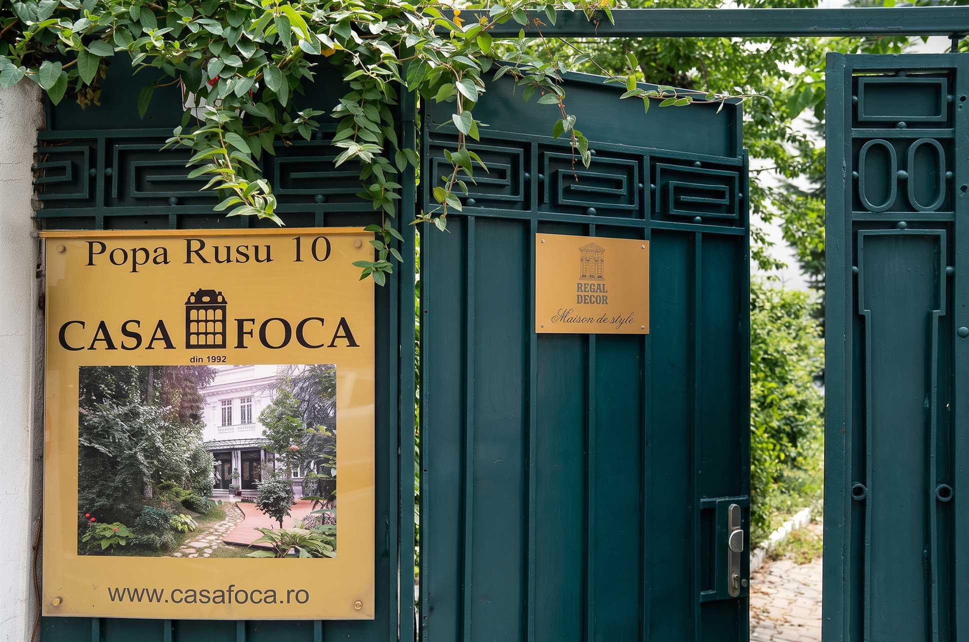 Țesături și draperii expuse în showroom Regal Decor